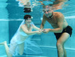 Foto: Ringtausch mit der Braut unter Wasser Ringtausch mit der Braut unter Wasser