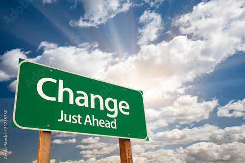 Foto: Change Green Road Sign Over Clouds Change Green Road Sign Over Clouds