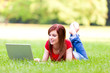 Ordinateur et jeune femme Ordinateur et jeune femme