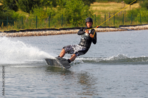 Photo: Erfrischender Wassersport Mann beim Wakeboarden Erfrischender Wassersport Mann beim Wakeboarden