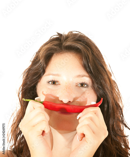 Foto: Schöne Frau ißt rote chili schote Schöne Frau ißt rote chili schote