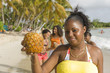Jeune fille tenant un cocktail dans un ananas Jeune fille tenant un cocktail dans un ananas