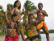 Groupe de jeunes filles aux Antilles Groupe de jeunes filles aux Antilles