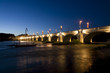 Le pont Wilson à Tours et une gabarre de nuit