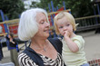 Oma und Enkelin auf dem Spielplatz