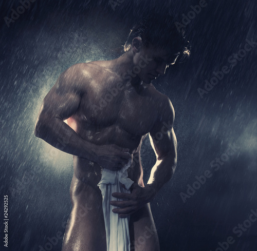 Foto: Young handsome athlete standing in the rain Young handsome athlete standing in the rain