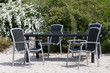 Tisch und Stuhl im Garten