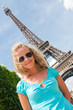 Foto: Happy woman in Paris Happy woman in Paris