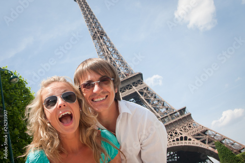 Foto: Happy couple in Paris Happy couple in Paris