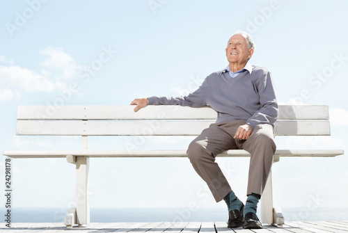 Foto: Thoughtful senior man looking away - Outdoor Thoughtful senior man looking away - Outdoor