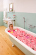 bagno vasca rosa relax donna cura corpo
