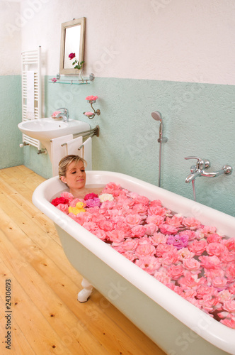 Photo: bagno vasca rosa relax donna cura corpo bagno vasca rosa relax donna cura corpo