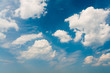 Blauer Himmel, weiße Wolken