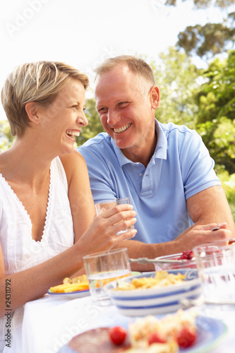 Foto: Couple Enjoying Meal In Garden Couple Enjoying Meal In Garden