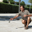Pétanque : homme jouant au boules