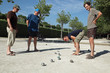 Hommes jouant à la Pétanque