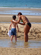 maman enduisant son enfant de crème solaire