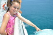 fillette de 8 ans sur le pont du bâteau de croisière