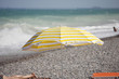 Sombrilla en un playa del Mediterráneo Sombrilla en un playa del Mediterráneo