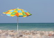 Sombrilla en un playa del Mediterráneo Sombrilla en un playa del Mediterráneo
