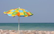 Sombrilla en un playa del Mediterráneo Sombrilla en un playa del Mediterráneo