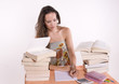 étudiante avec ses livres à lire