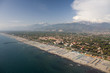 forte dei marmi, la spiaggia e le alpi apuane