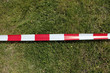 absperrband auf rasen.