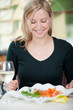 blonde frau im restaurant blonde frau im restaurant