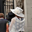 Signosa londinese con cappello
