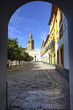 La Giralda vue d'une arcade dans le quartier juif de Séville