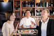 Foto: Couple eating sushi in Japanese restaurant Couple eating sushi in Japanese restaurant
