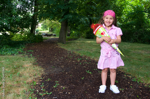 Foto: Mädchen mit Schultüte Mädchen mit Schultüte