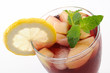Bicchiere di sangria con limone e menta