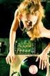 Weiblicher DJ legt im Club auf Weiblicher DJ legt im Club auf