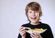 Junge mit Pommes Frites