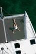 Femme au chapeau sur filet de catamaran, Porquerolles