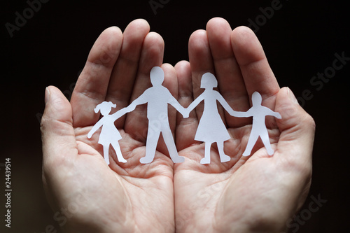 Foto: Paper chain family protected in cupped hands Paper chain family protected in cupped hands