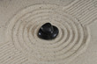 Schwarze Steine Hot Stones im Sand mit Spuren Schwarze Steine Hot Stones im Sand mit Spuren