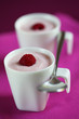 crèmes à la framboise dans tasses avec cuillère
