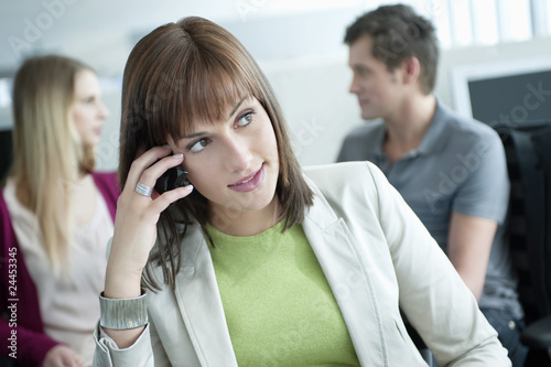 Foto: close-up of a businesswoman talking on a mobile phone close-up of a businesswoman talking on a mobile phone