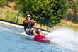 Mann auf Wakeboard strengt sich an