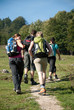frauen und männer beim wandern in der natur