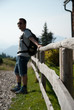 frauen und männer beim wandern in tourismusregion