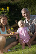 Foto: junge familie im garten ihres eigenheims junge familie im garten ihres eigenheims