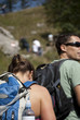 frauen & männer beim wandern in den bergen