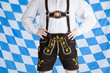 Bayerischer Mann mit schwarzer Oktoberfest Tracht (Lederhose)