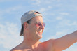 Foto: Mann mit Sonnenbrille zeigt lachend nach rechts Mann mit Sonnenbrille zeigt lachend nach rechts