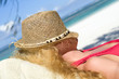Junge Frau relaxed am Strand