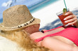 Junge Frau mit Cocktail am Strand